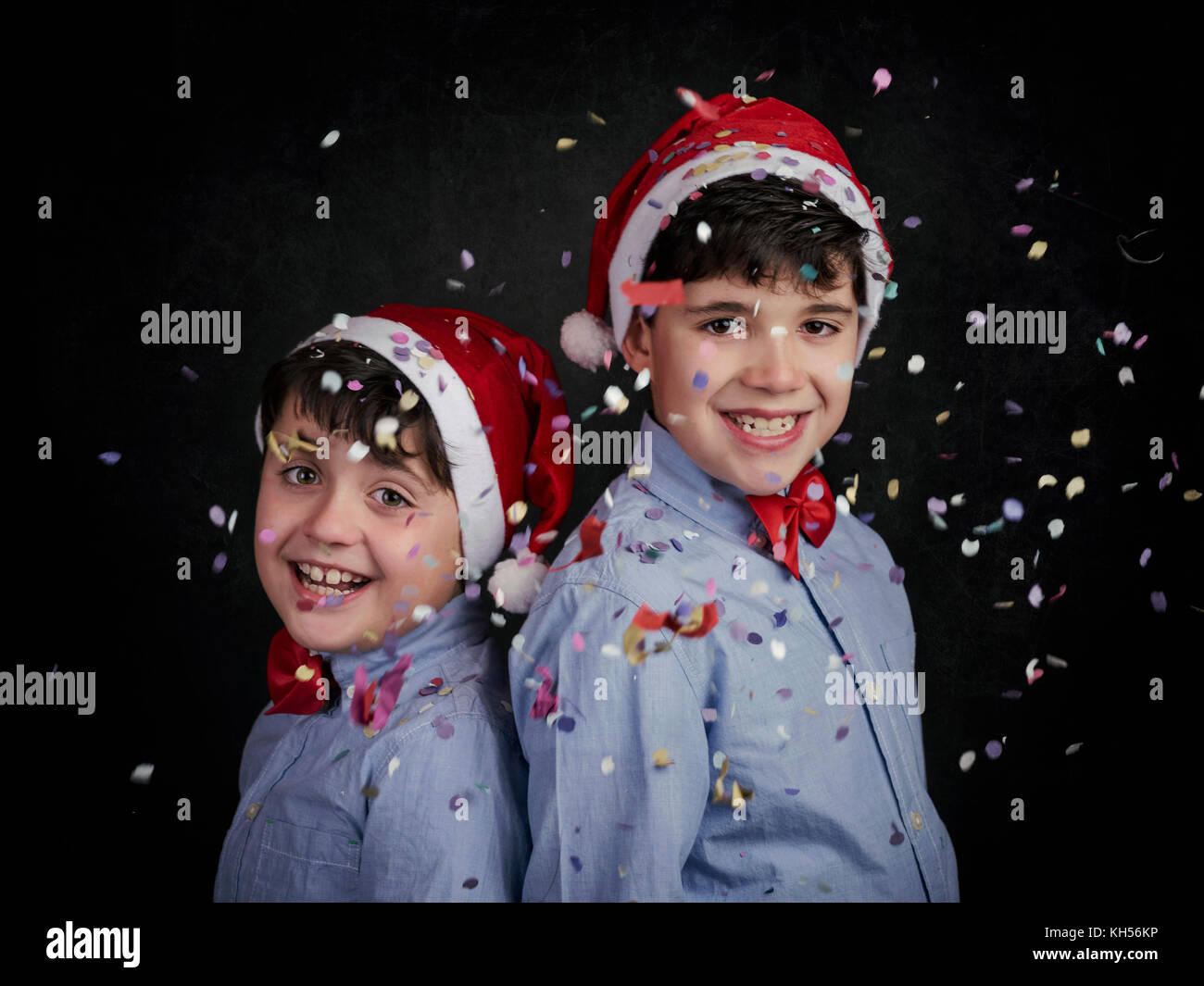 Smiling Children à Noël sur fond noir Banque D'Images