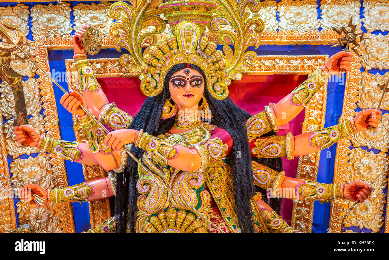 La déesse Durga en regard traditionnel à un durga puja à Calcutta. déesse hindoue Durga devi est adoré dans l'Inde et une fête populaire événement. Banque D'Images