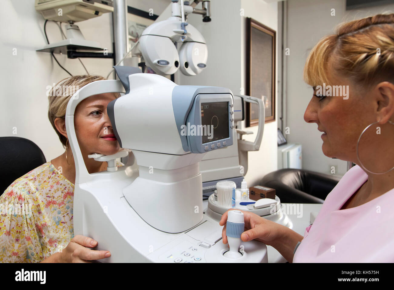 Jeune femme est d'avoir un contrôle de l'hypertension oculaire pachymétrie par test à l'optométriste Banque D'Images