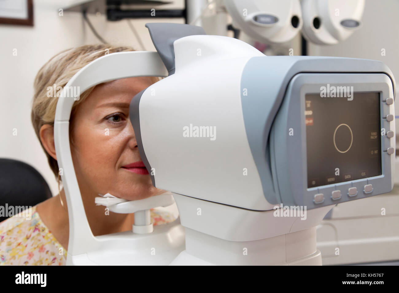 Jeune femme est d'avoir un contrôle de l'hypertension oculaire pachymétrie par test à l'optométriste Banque D'Images