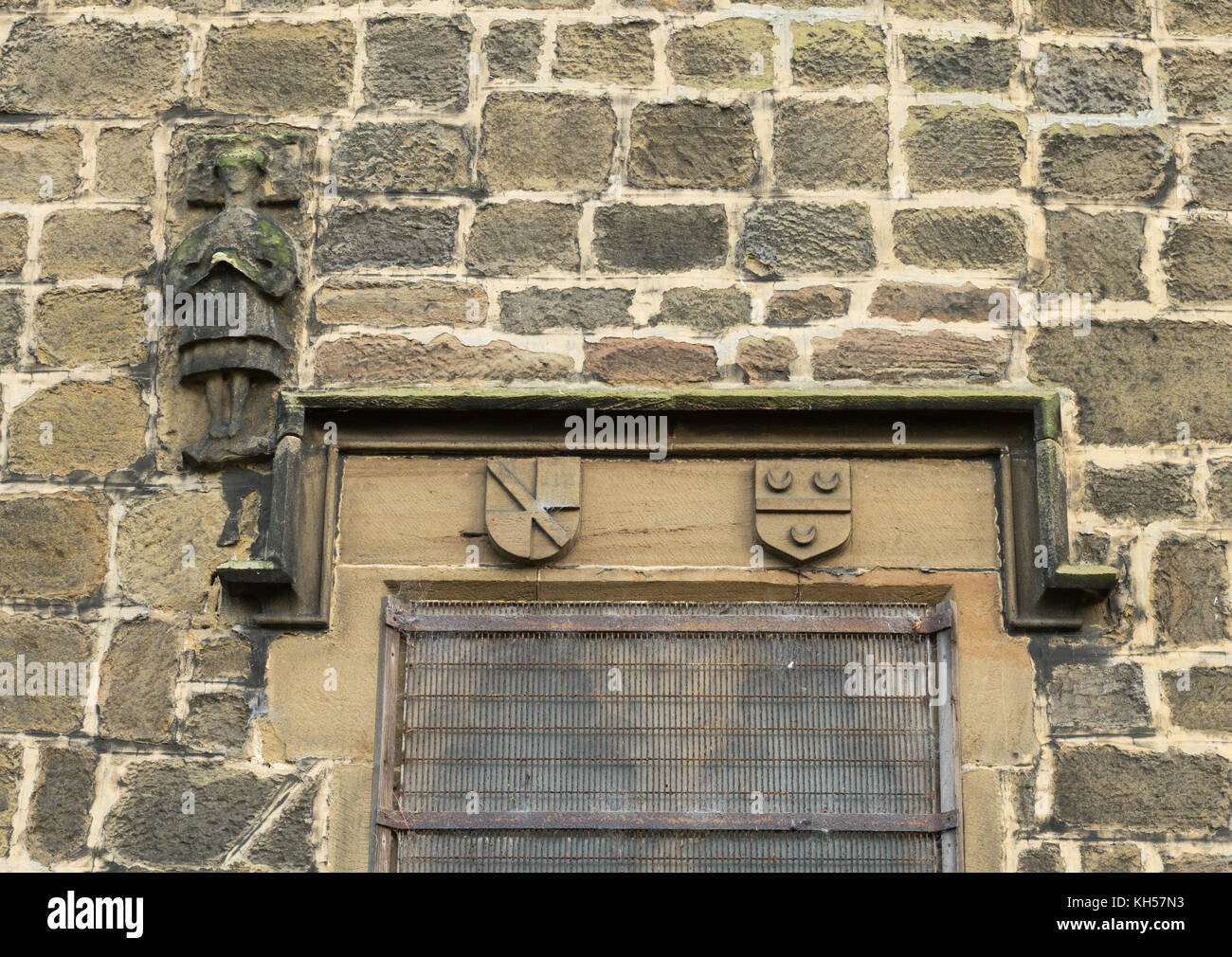 Les boucliers d'Ogle et Widdrington sur la tour de l'église de St Mary, Woodhorn, Northumberland, England, UK Banque D'Images