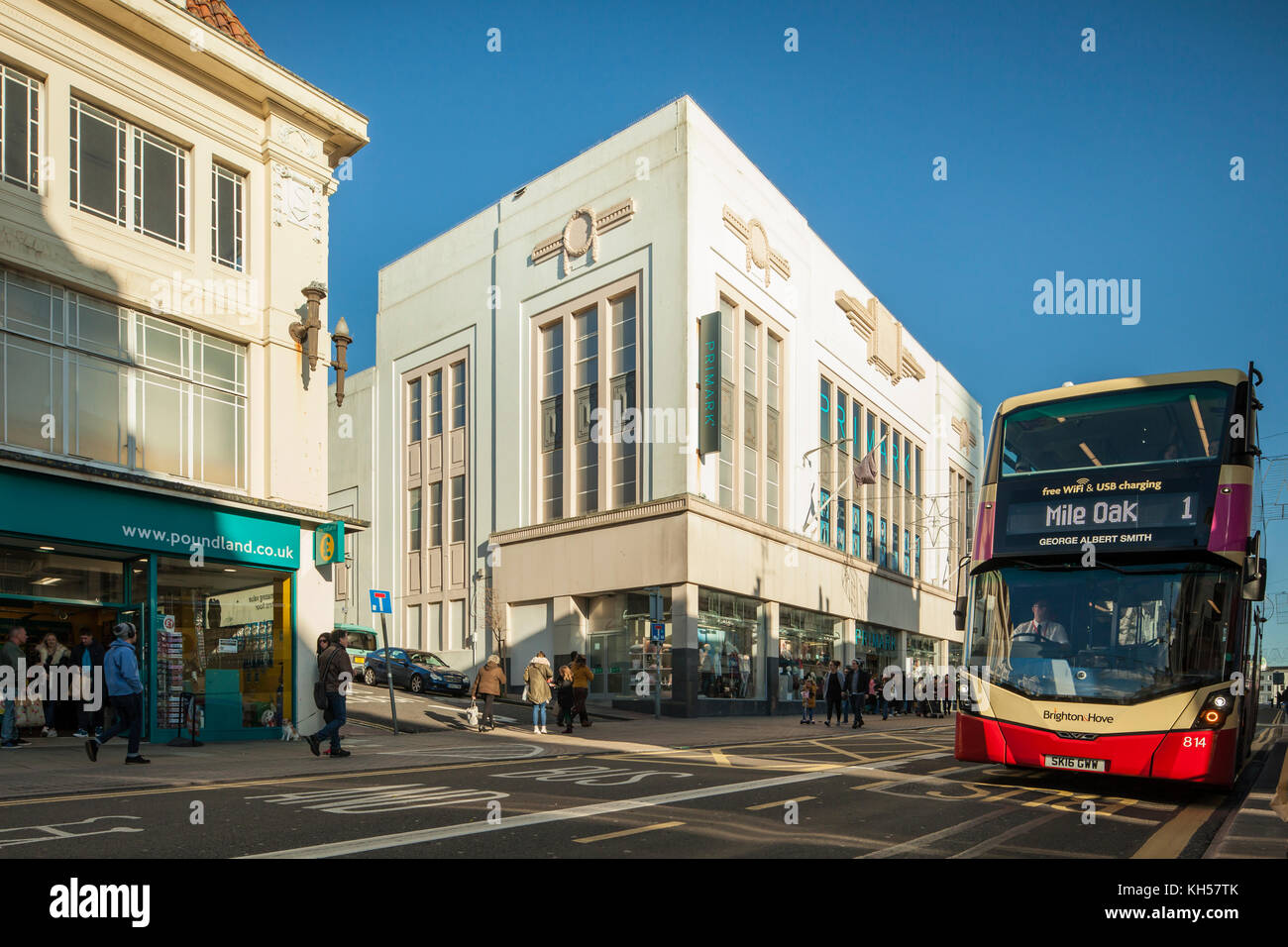 Double decker bus en centre-ville de Brighton, East Sussex, Angleterre. Banque D'Images