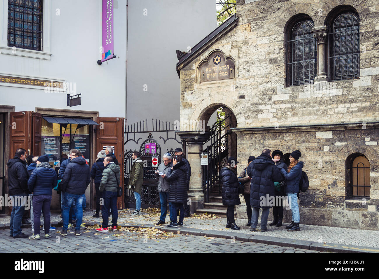 Prague, République tchèque- le 12 novembre 2017 : les gens visitent klausen synagogue whıch est la plus grande synagogue dans l'ancien ghetto juif de Prague et Banque D'Images