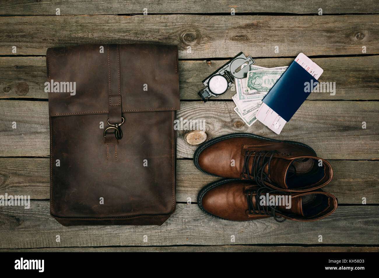 Sac et chaussures marron avec passeport et de l'argent Banque D'Images