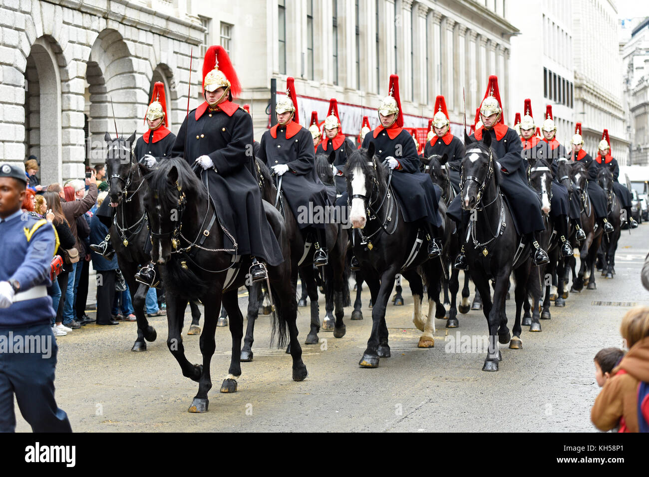 RÉGIMENT MONTÉ DE CAVALERIE DOMESTIQUE à la parade du spectacle du Lord Mayor le long de Cheapside, Londres. Dans la ville Banque D'Images