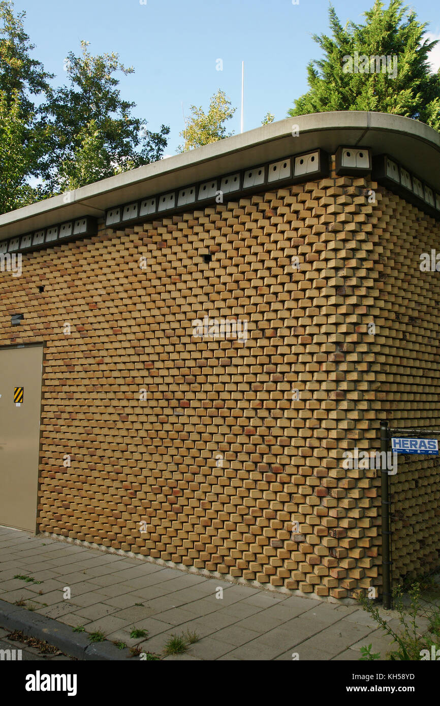 Bâtiment avec rare construction en brique et des nichoirs intégrante à Delft, Pays-Bas Banque D'Images