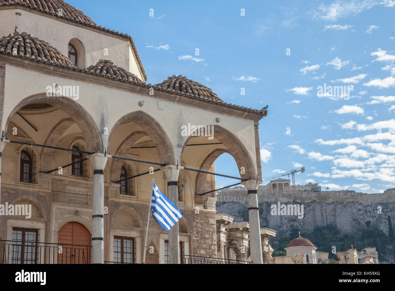 Mosquée tsidarakis, sur la place Monastiraki, dans le centre-ville d'Athènes, Grèce, avec l'emblématique acropole en arrière-plan photo de monastiraki sq Banque D'Images