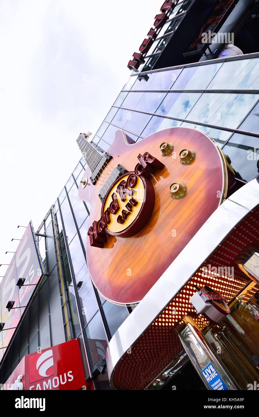 LAS VEGAS, NEVADA - 25 JUILLET 2017 : vue sur le Hard Rock Cafe sur le Strip. Le signe Hard Rock est intégré dans une Gibson les Paul Guitar III Banque D'Images