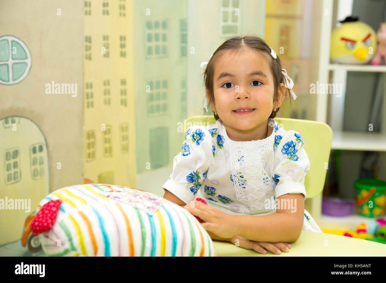 Adorable asiatique, fille kazakhe dans la chambre de crèche. Enfant à la maternelle dans la classe préscolaire Montessori. Banque D'Images