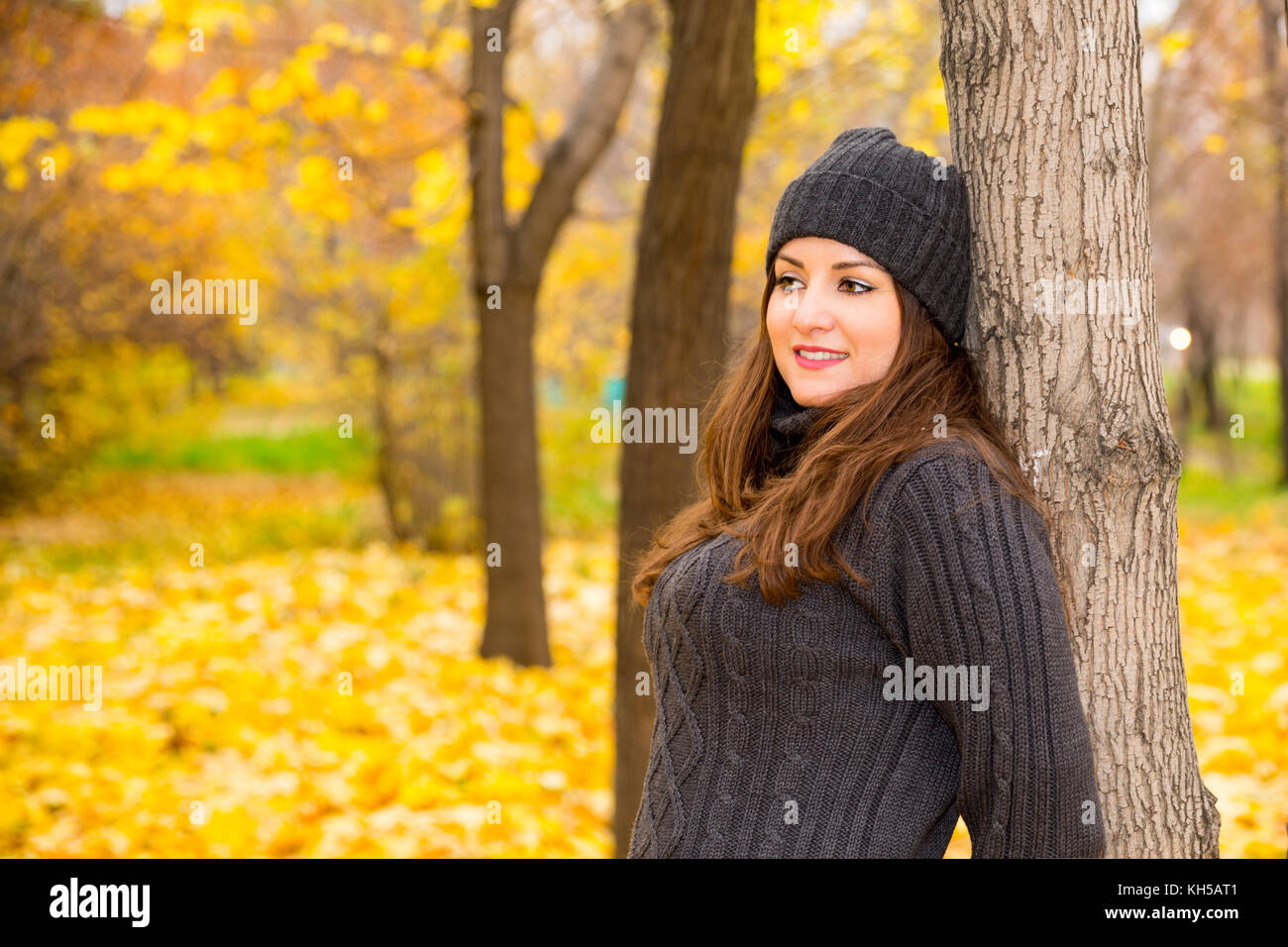 Portrait d'automne de belle femme sur les feuilles jaunes en marchant dans le parc à l'automne. Émotions positives et concept de bonheur. Banque D'Images