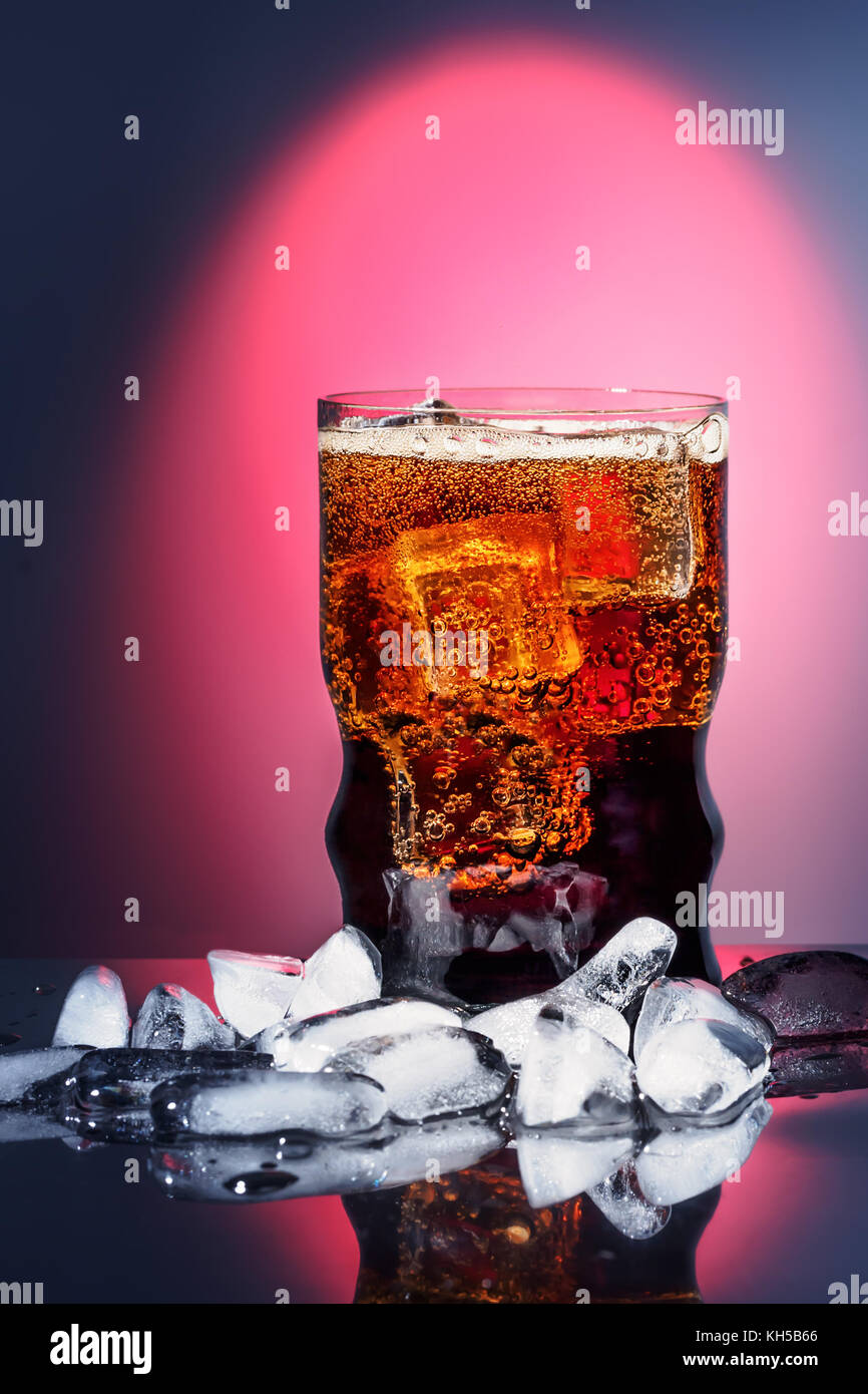 Cola en verre avec de la glace mousseux doux boisson gazeuse fast food avec grande calorie Banque D'Images