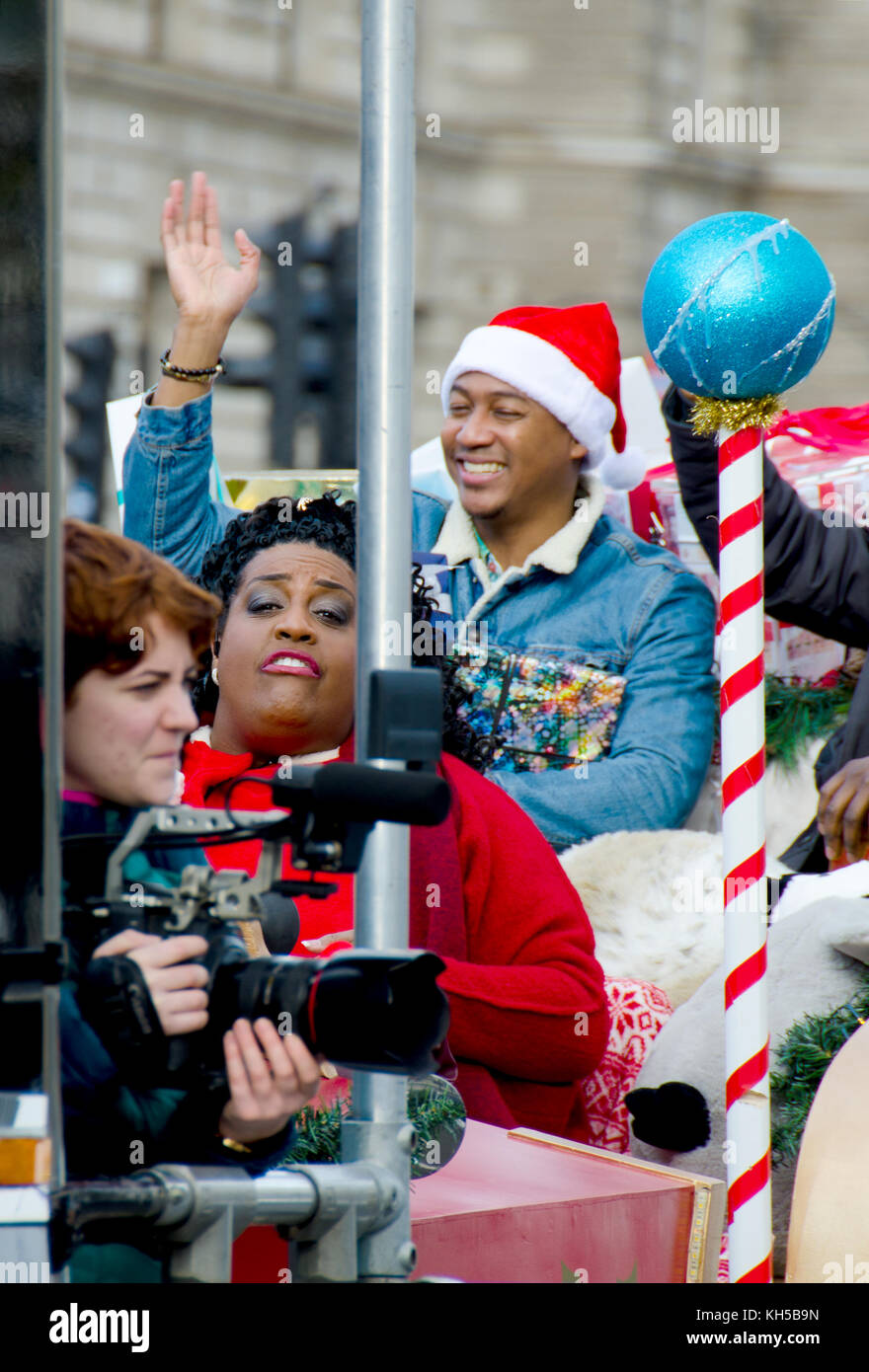 Alison Hammond (présentateur de la BBC) filmant ce matin pour ITV en traîneau, Parliament Square, Londres, le 10 novembre 2017 Banque D'Images