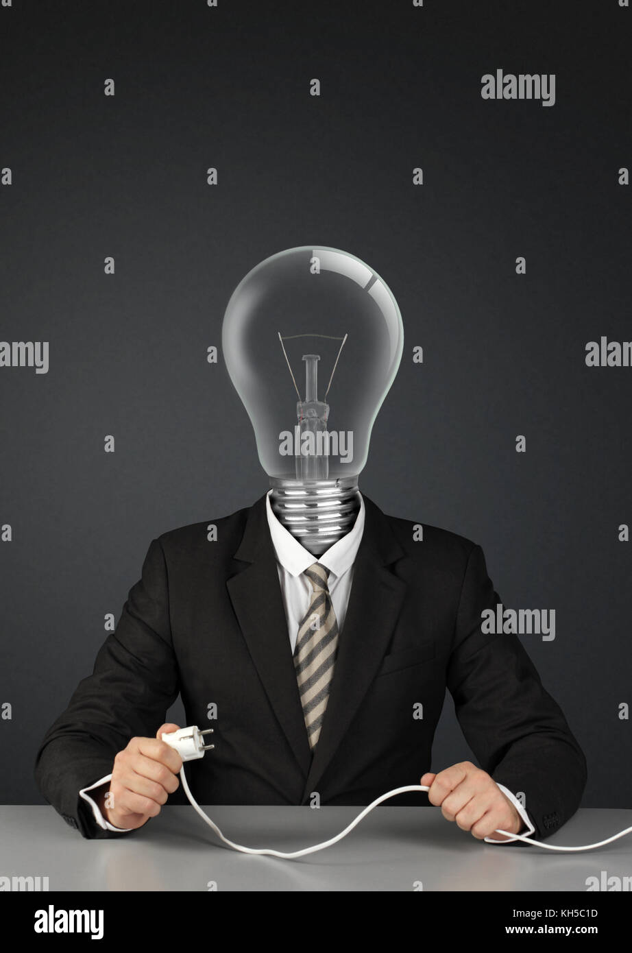 Businessman with Light bulb head et branchez l'interrupteur, concept créatif idées sur noir Banque D'Images