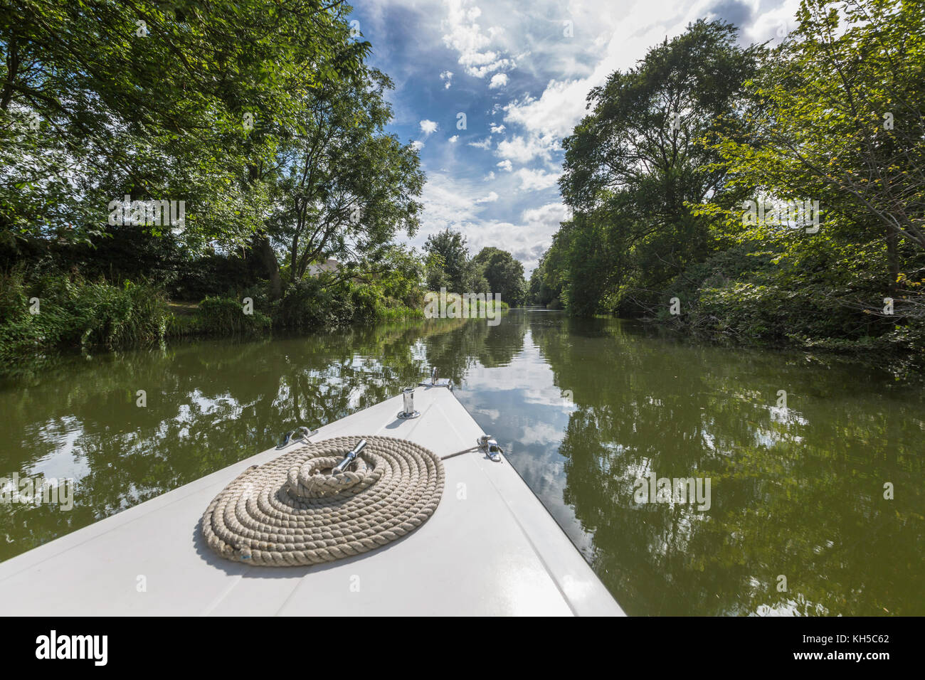 Voyage en bateau sur le Canal Militaire Royal près de Hythe, dans le Kent, UK. Banque D'Images