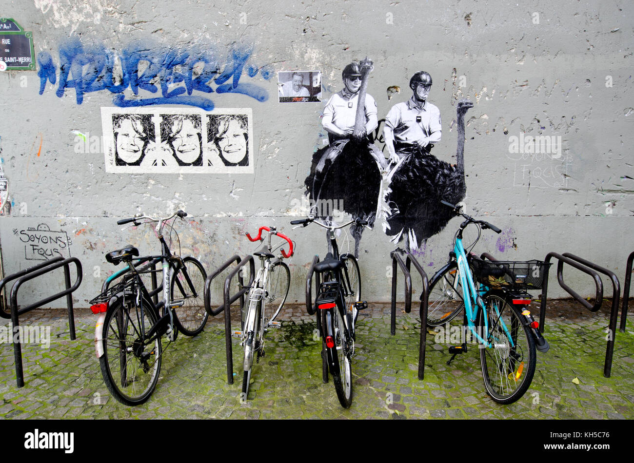 Paris, France. La Police montée sur des autruches, graffiti, porte-vélo, rue du Cloître Saint-Merri, 4e arr Banque D'Images