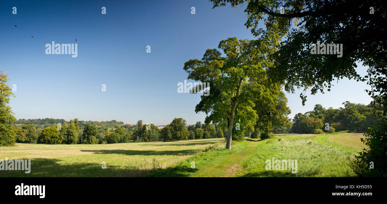 Royaume-uni, Angleterre, Saffron Walden, Essex, Audley Fin Immobilier Safran, chemin du sentier à partir de la ville d'Audley End House, vue panoramique Banque D'Images