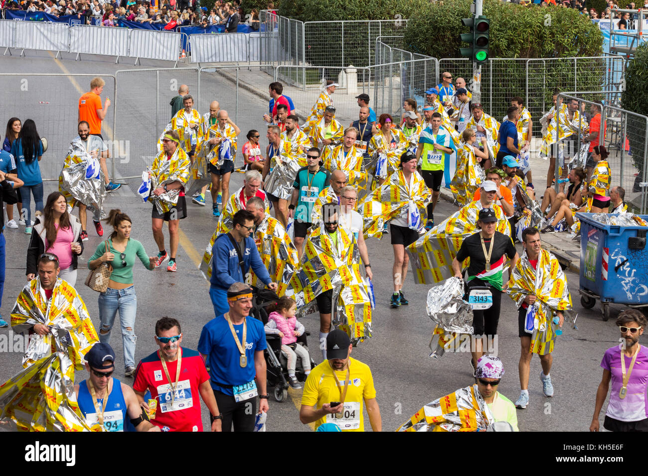 Athènes, Grèce - 12 novembre 2017 : les coureurs de marathon se reposant après avoir terminé la 35e marathon race authentique d'athènes Banque D'Images