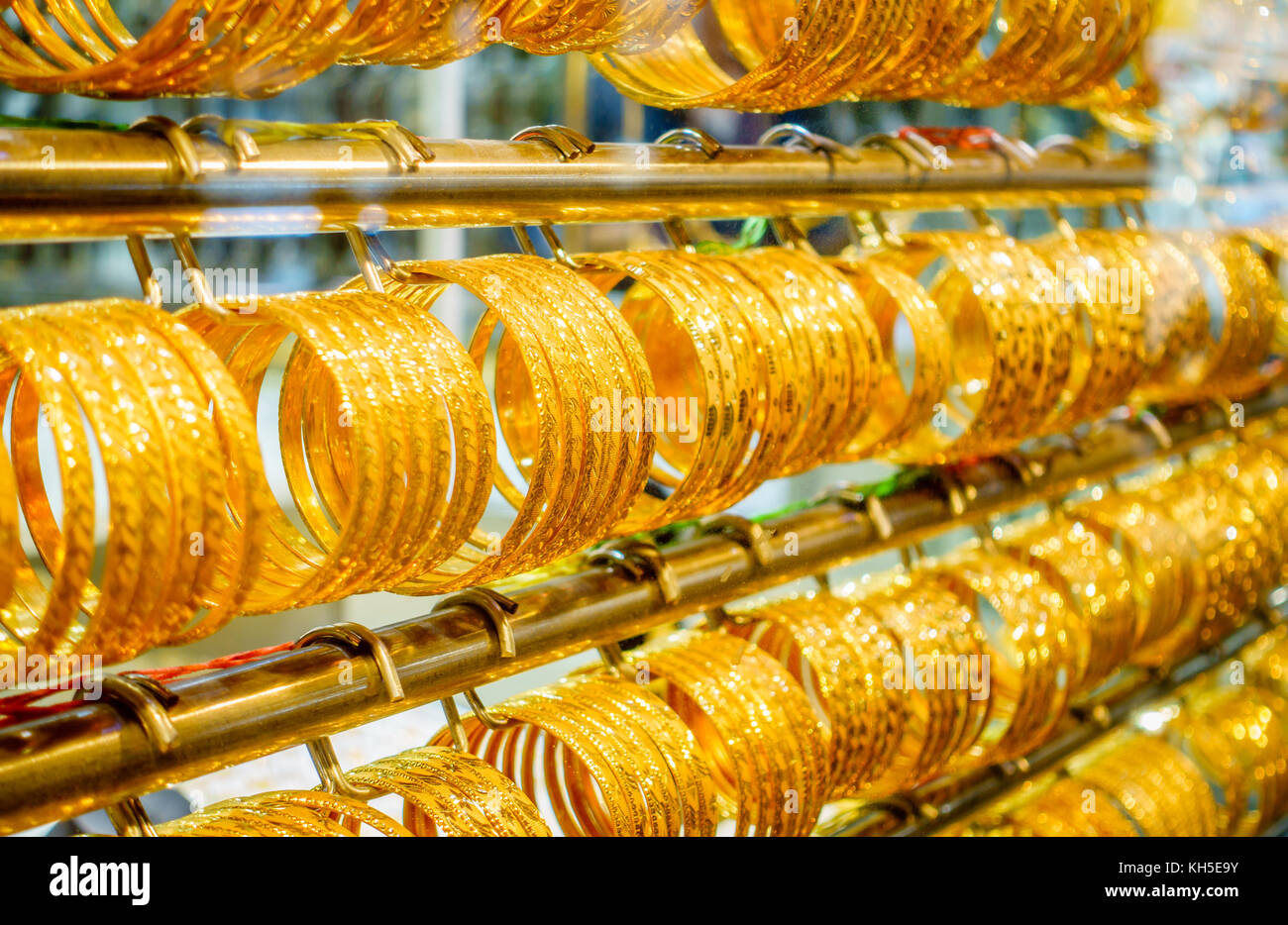Des bijoux dans une vitrine au Gold Souk de Dubaï Banque D'Images