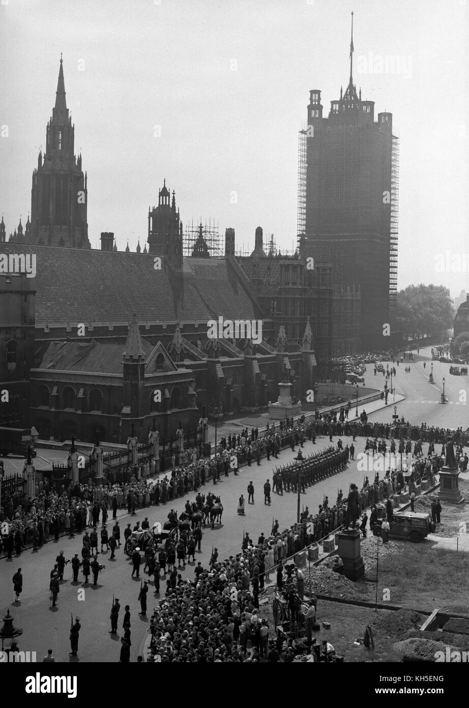 Le cortège funéraire passant par Parliament Square jusqu'à l'abbaye de Westminster. L'arrière-plan est la Tour Victoria des chambres du Parlement. Banque D'Images