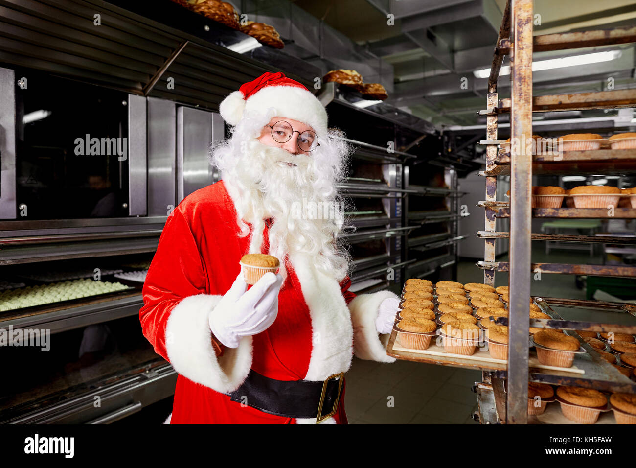 Santa Claus Baker avec un plateau de petits gâteaux dans ses mains sur le christ Banque D'Images