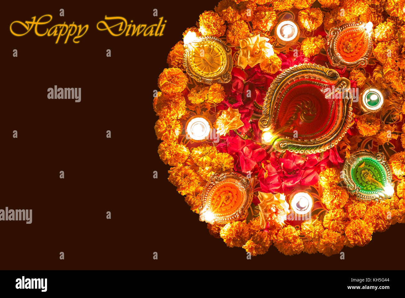 Festival du Diwali background concept avec lampes diya argile décorations florales et rangoli motif. Banque D'Images