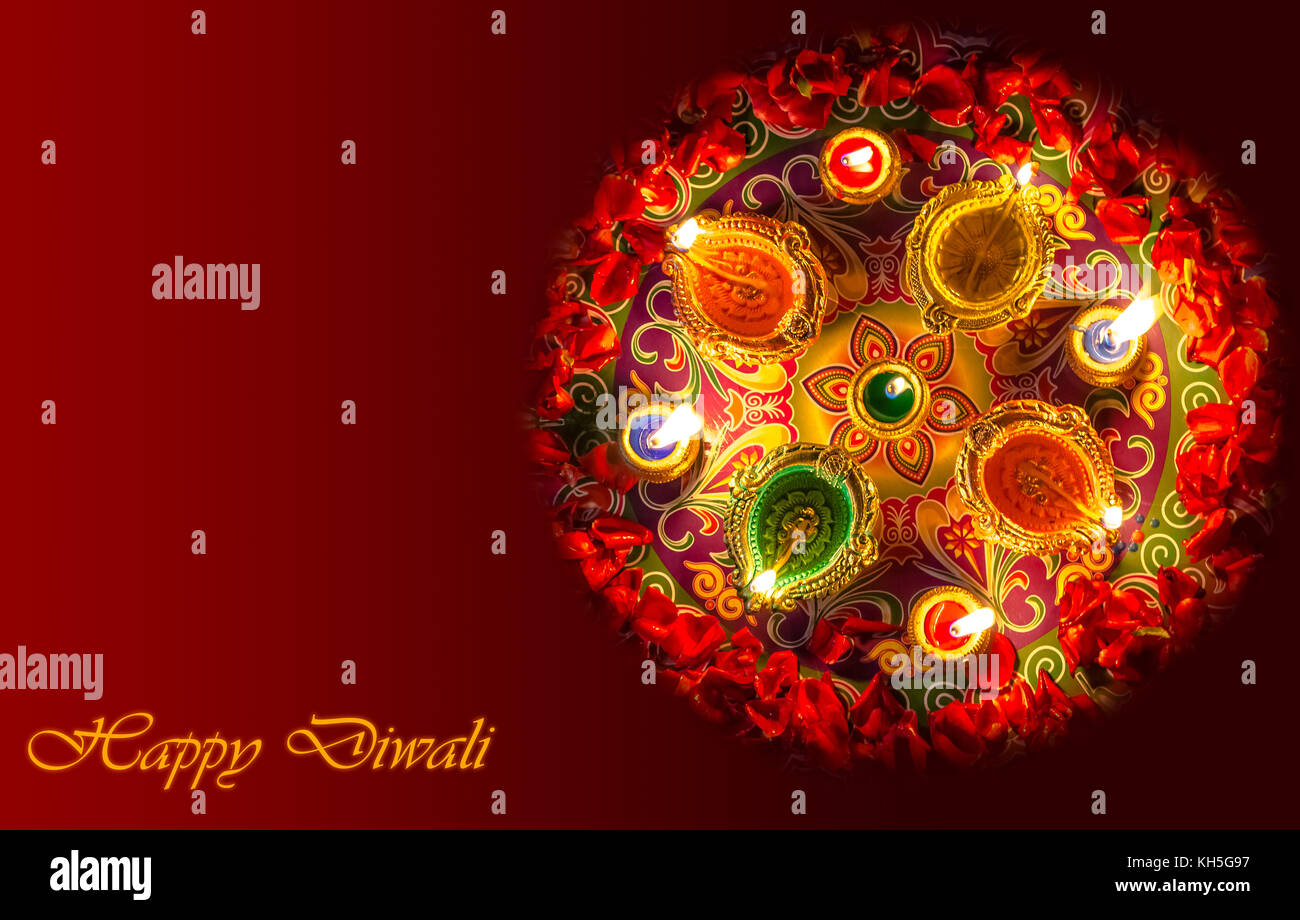 Festival du Diwali background concept avec lampes diya argile décorations florales et rangoli motif. Banque D'Images