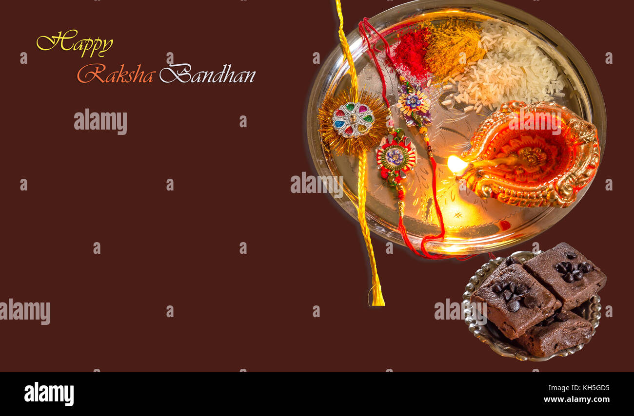 Raksha bandhan indian festival hindou le contenu de l'arrière-plan avec rakhi, lampe à huile en argile, du riz et des bonbons en poudre kumkum. Banque D'Images