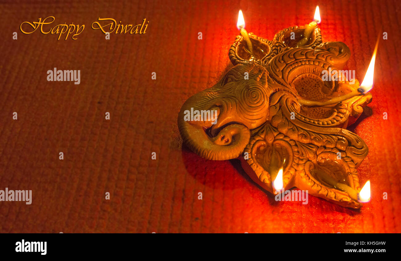 Diwali diya argile décoratives colorées lampes pour l'arrière-plan du contenu des messages d'accueil Banque D'Images
