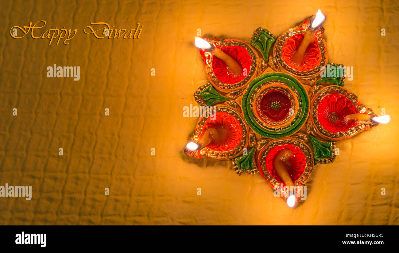 Diwali diya argile décoratives colorées lampes pour l'arrière-plan du contenu des messages d'accueil Banque D'Images