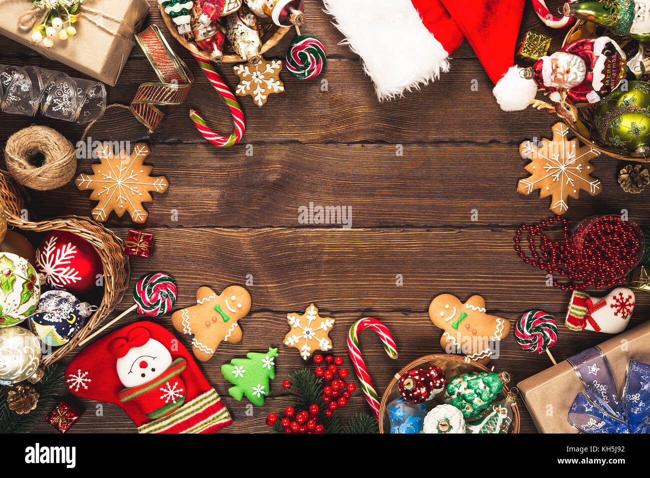 Fond de noël avec cadeaux, jouets, des branches d'arbre, le nouvel an du décor, bonbons et biscuits au gingembre sur le vieux fond de bois. cadre avec l'espace libre Banque D'Images Fond de noël avec cadeaux, jouets, des branches d'arbre, le nouvel an du décor, bonbons et biscuits au gingembre sur le vieux fond de bois. cadre avec l'espace libre Banque D'Images
