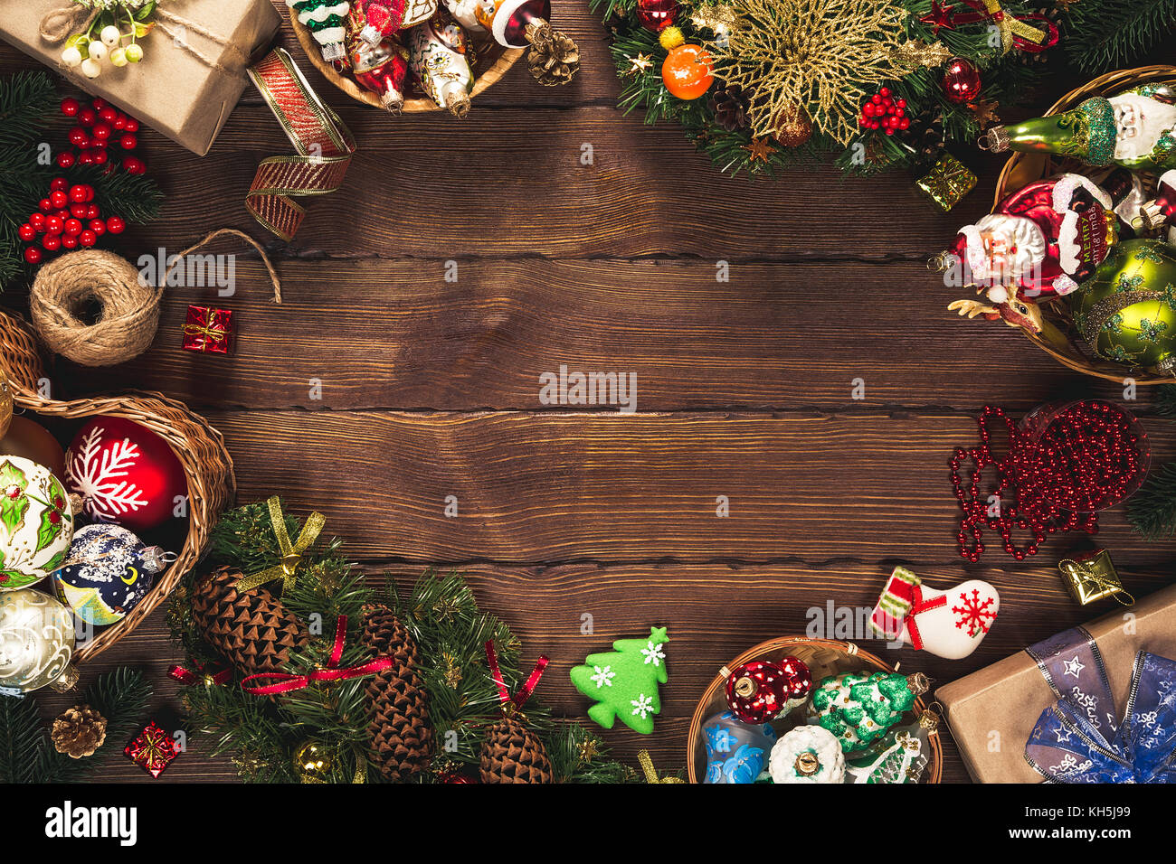 Fond de noël avec cadeaux, jouets, des branches d'arbre, le nouvel an du décor, bonbons et biscuits au gingembre sur le vieux fond de bois. cadre avec l'espace libre Banque D'Images Fond de noël avec cadeaux, jouets, des branches d'arbre, le nouvel an du décor, bonbons et biscuits au gingembre sur le vieux fond de bois. cadre avec l'espace libre Banque D'Images
