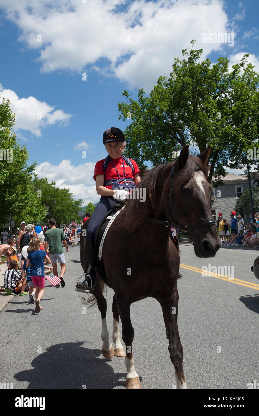 Chevaux et cavaliers participent au défilé du 4 juillet à Williamstown, Massachusetts. Banque D'Images