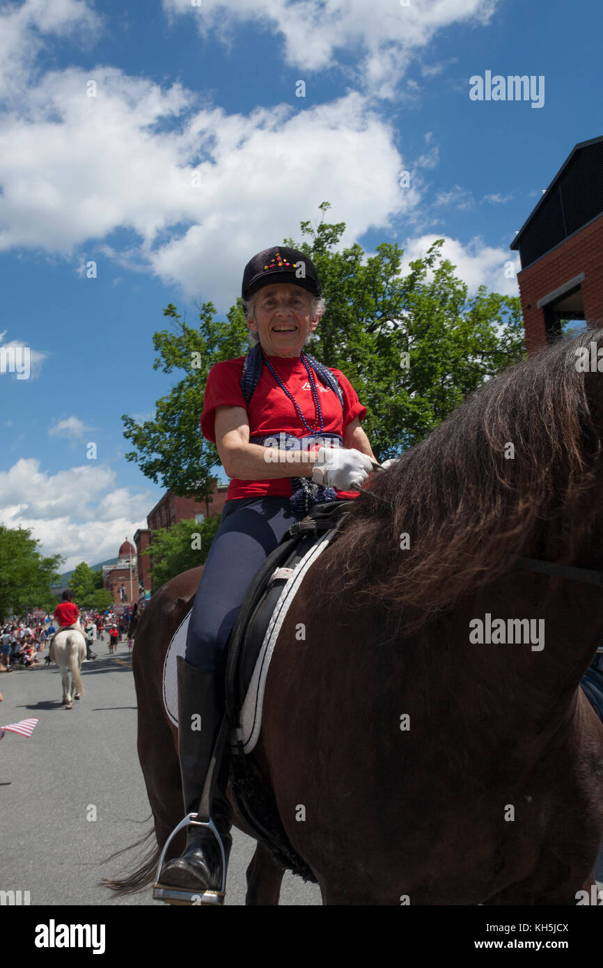 Chevaux et cavaliers participent au défilé du 4 juillet à Williamstown, Massachusetts. Banque D'Images