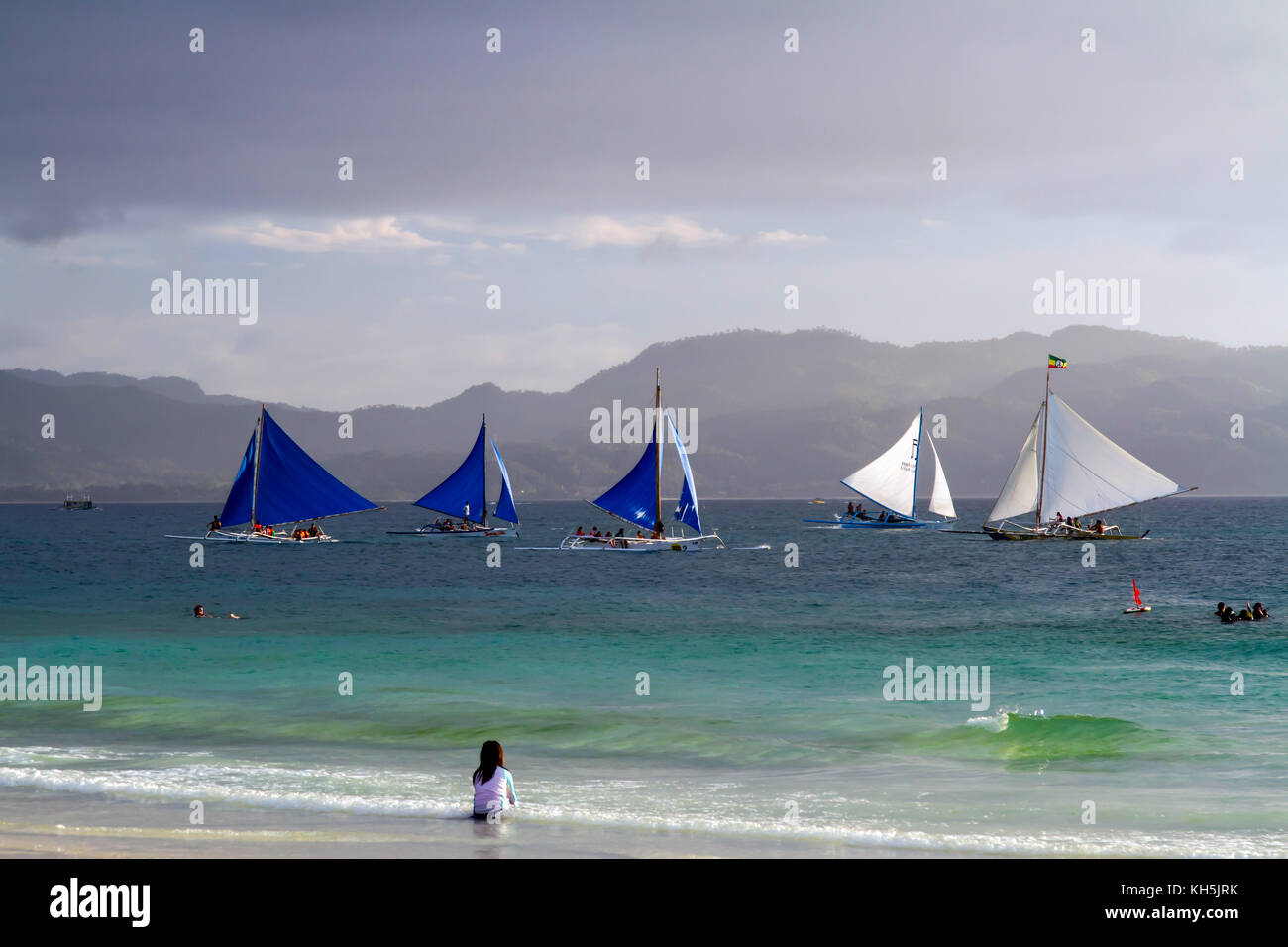 La voile est très populaire sur l'île de Boracay, Philippines. Voiliers/stabilisateurs sont nombreux. Banque D'Images