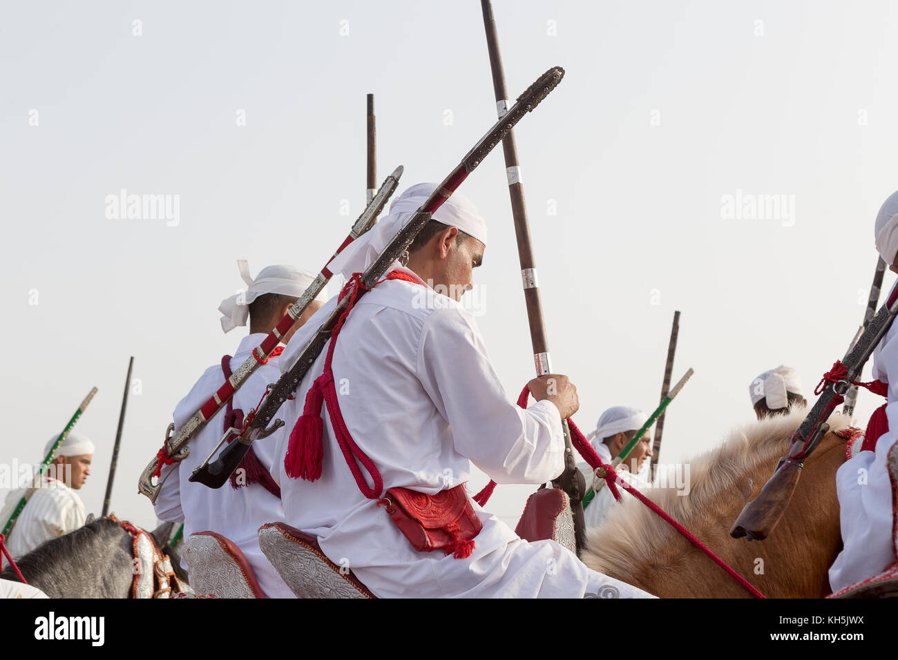 Fantasia est une exposition traditionnelle de l'équitation au maghreb effectuées au cours de festivals culturels et de fermer maghrebi noces. Banque D'Images