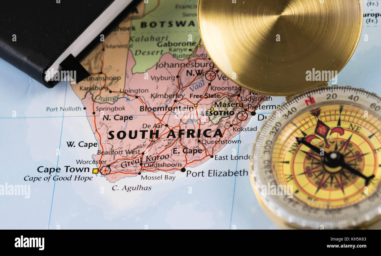 Boussole sur une carte rapprochée pointant vers l'Afrique du Sud et planifiant une destination de voyage. Banque D'Images