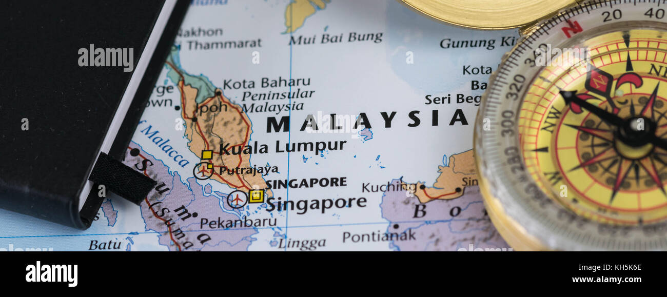 Notes personnelles d'un voyageur à la planification d'un voyage en Malaisie avec boussole. Banque D'Images