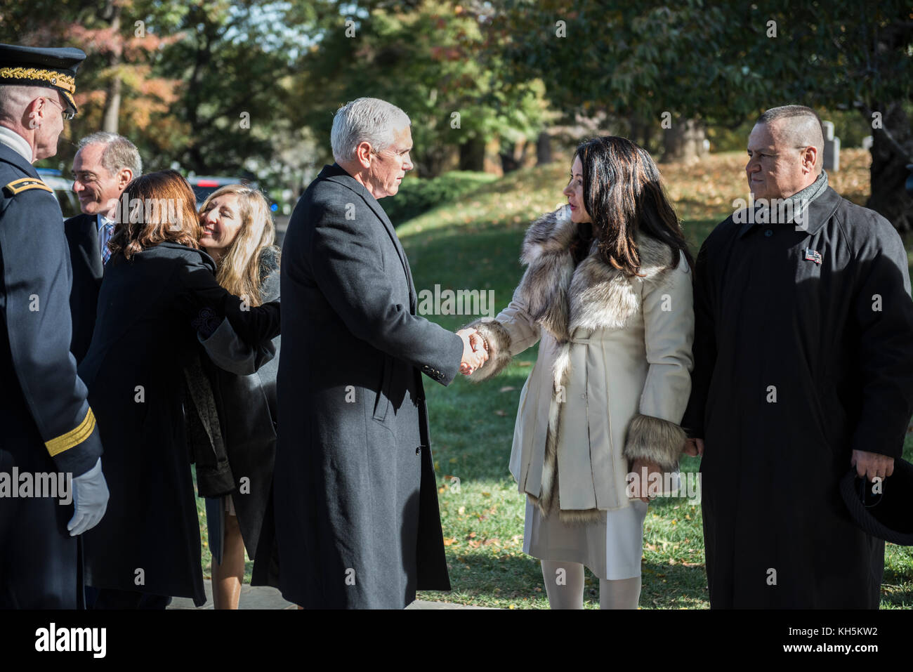 Vice-président Mike Pence est accueilli par Karen Durham-Aguilera, directeur exécutif national de l'armée, les cimetières militaires, le Jour des anciens combattants à Arlington Nat Banque D'Images