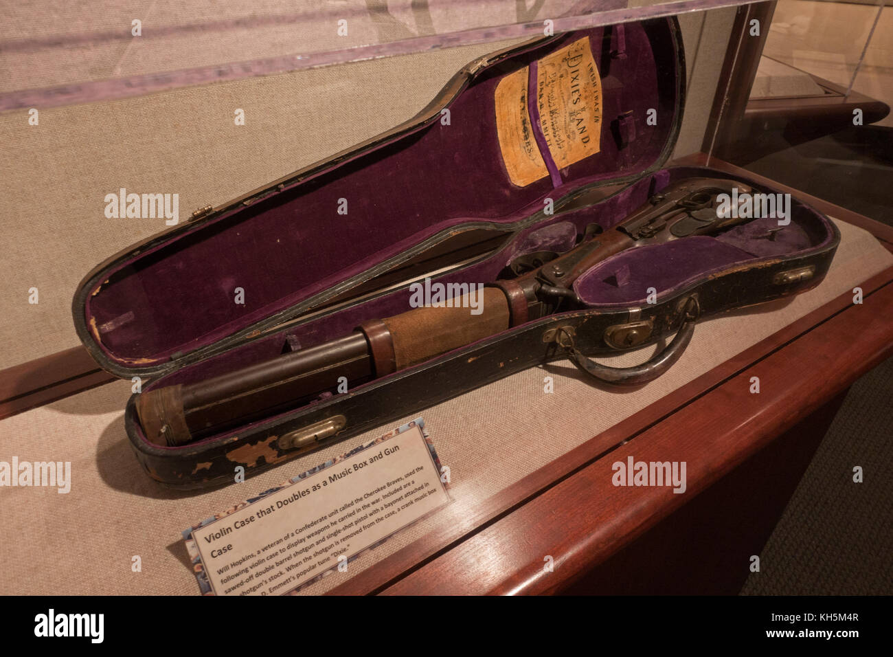 Étui à violon qui se double d'une boîte à musique et de l'étui d'arme, National Civil War Museum, Lincoln Circle, Harrisburg, PA, United States Banque D'Images