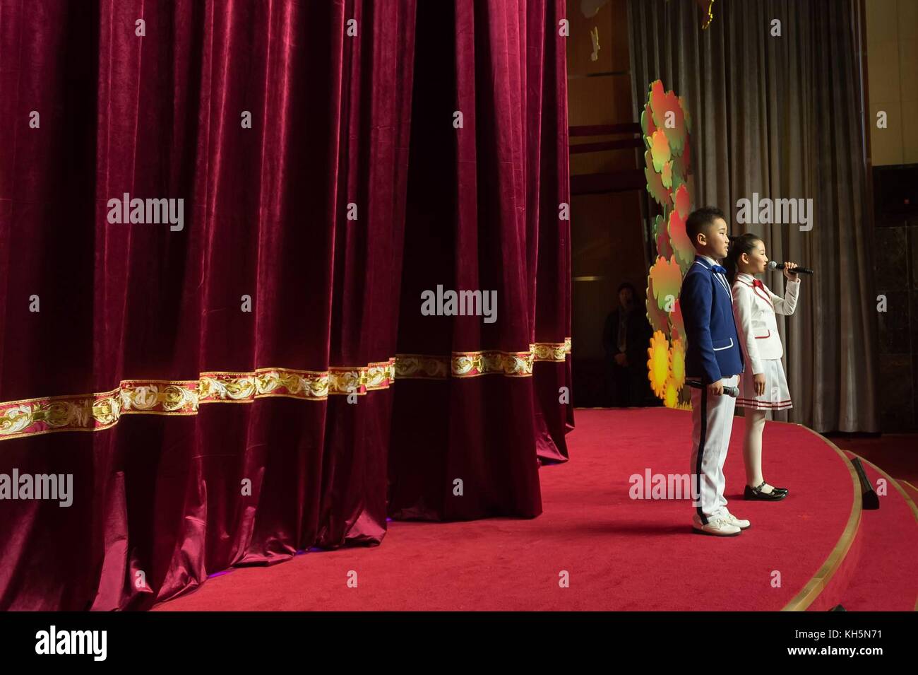 De jeunes étudiants pour effectuer la première dame des États-Unis melania trump et madame peng liyuan, lors d'une visite à l'école élémentaire banchang 9 novembre 2017 à Beijing, Chine. Banque D'Images