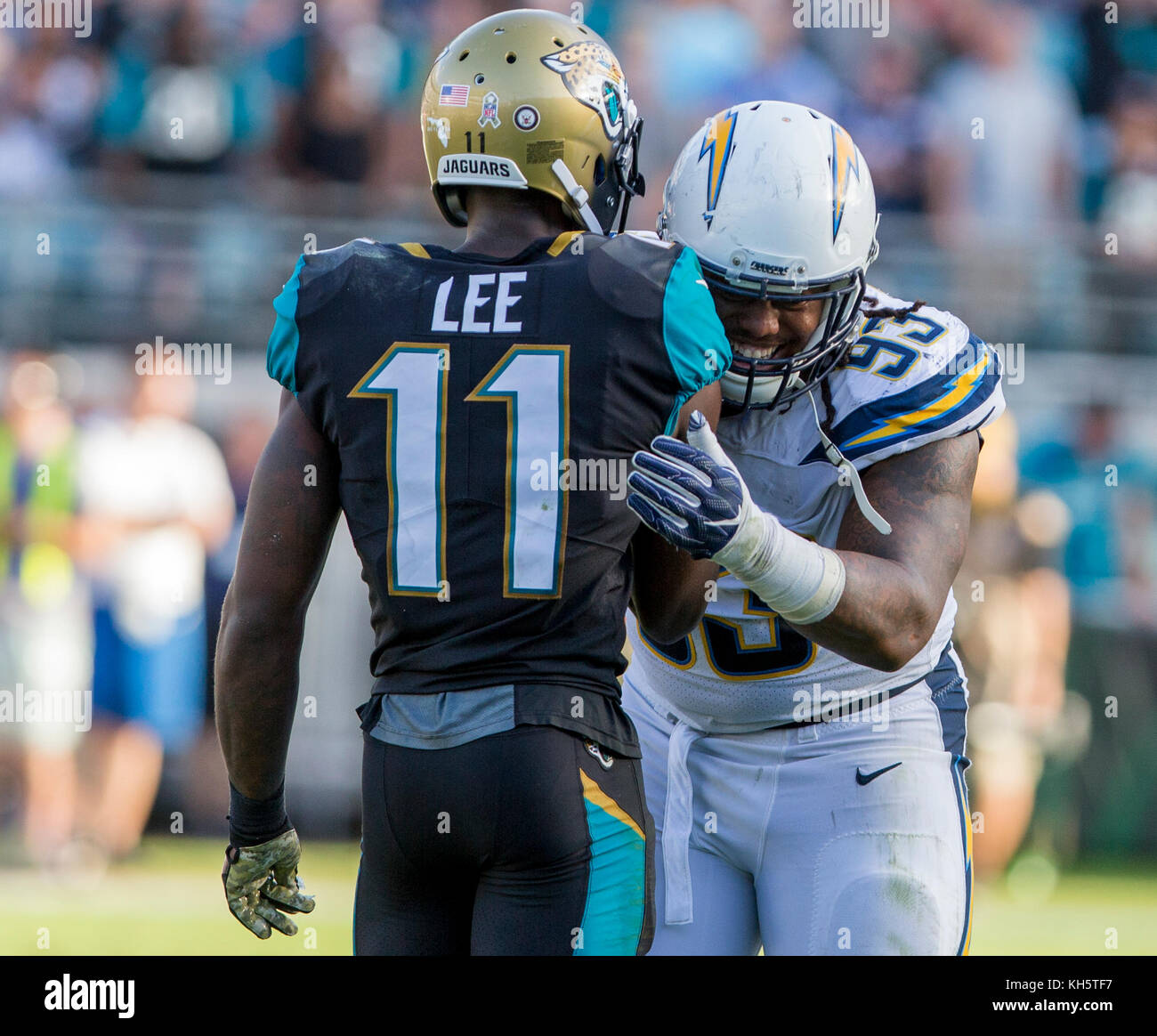 Jacksonville, FL, USA. 12 Nov, 2017. Los Angeles Chargers défensive fin Darius Philémon (93) et Jacksonville Jaguars wide receiver Marqise Lee (11) hug au cours de la NFL football match entre les Los Angeles les chargeurs et les Jacksonville Jaguars à l'EverBank Field à Jacksonville, FL. Jacksonville défait Los Angeles 20-17 en prolongation Robert John Herbert/CSM/Alamy Live News Banque D'Images