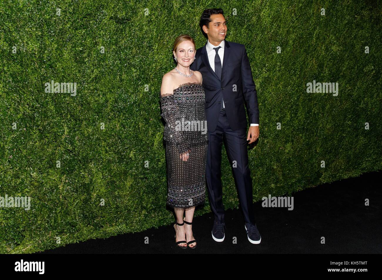 New York, NY, États-Unis. 13 novembre 2017. Rajendra Roy, Julianne Moore aux arrivées du dixième avantage annuel du film du Musée d'Art moderne présenté par CHANEL, Museum of Modern Art (MoMA), New York, NY 13 novembre 2017. Crédit : Jason Smith/Everett Collection/Alay Live News Banque D'Images