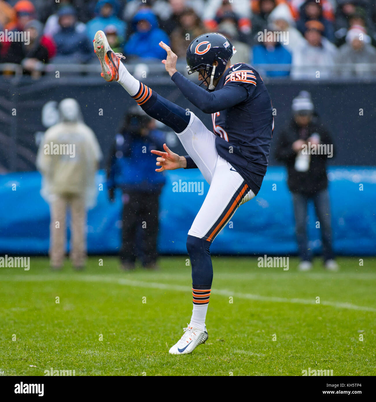 Chicago, Illinois, USA. 12 Nov, 2017. - Porte # 16 Pat O'Donnell kicks le ballon au cours de la NFL match entre les Packers de Green Bay et les ours de Chicago à Soldier Field, à Chicago, IL. Photographe : Mike Wulf Crédit : csm/Alamy Live News Banque D'Images