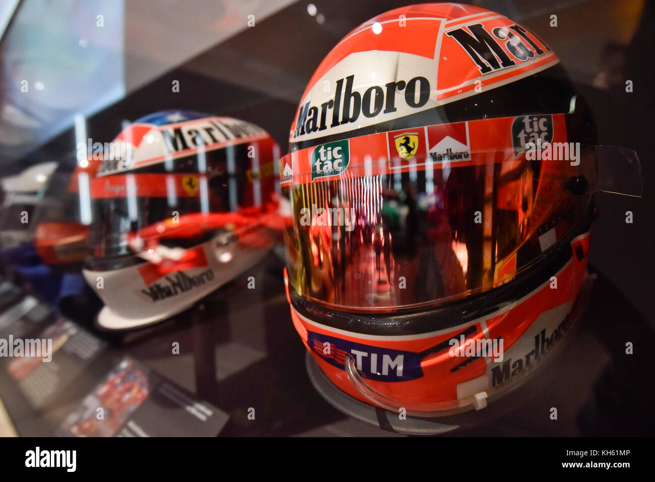 Londres, Royaume-Uni. 14 novembre 2017. Casque porté par Michael Schumacher pour la saison 2000. Aperçu de 'Ferrari : sous la peau", une exposition au Design Museum pour marquer le 70e anniversaire de Ferrari. Plus de140m GBP Ferraris sont en exposition de collections privées dont Michael Schumacher au 2000 F1 voiture gagnante. Le spectacle s'exécute le 15 novembre et le 15 avril 2018. Crédit : Stephen Chung / Alamy Live News Banque D'Images