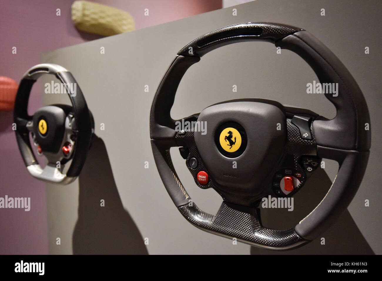 Londres, Royaume-Uni. 14 novembre 2017. Roues de direction sur l'écran. Aperçu de 'Ferrari : sous la peau", une exposition au Design Museum pour marquer le 70e anniversaire de Ferrari. Plus de140m GBP Ferraris sont en exposition de collections privées dont Michael Schumacher au 2000 F1 voiture gagnante. Le spectacle s'exécute le 15 novembre et le 15 avril 2018. Crédit : Stephen Chung / Alamy Live News Banque D'Images