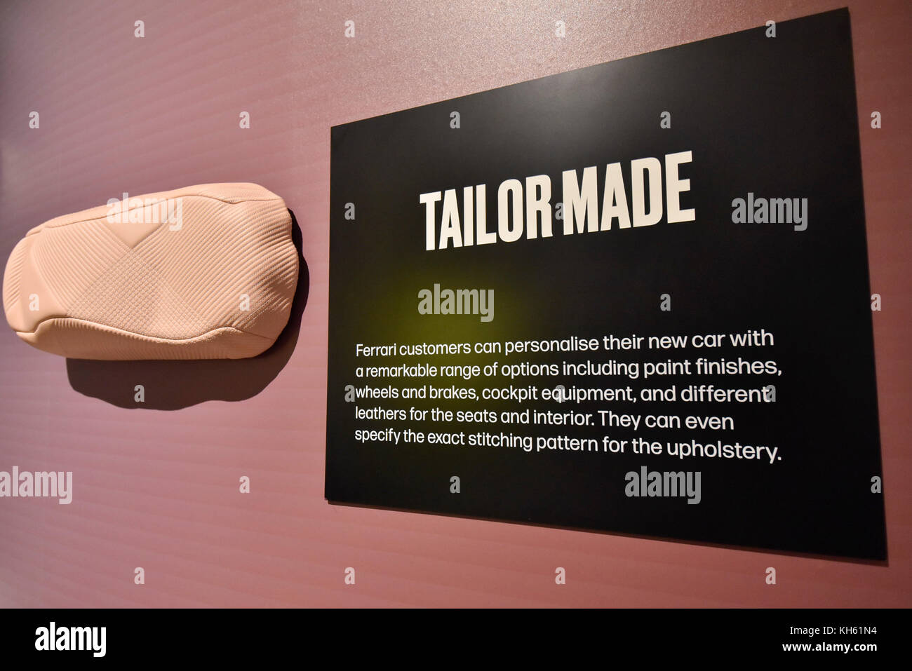 Londres, Royaume-Uni. 14 novembre 2017. Exemple d'accessoires personnalisés. Aperçu de 'Ferrari : sous la peau", une exposition au Design Museum pour marquer le 70e anniversaire de Ferrari. Plus de140m GBP Ferraris sont en exposition de collections privées dont Michael Schumacher au 2000 F1 voiture gagnante. Le spectacle s'exécute le 15 novembre et le 15 avril 2018. Crédit : Stephen Chung / Alamy Live News Banque D'Images