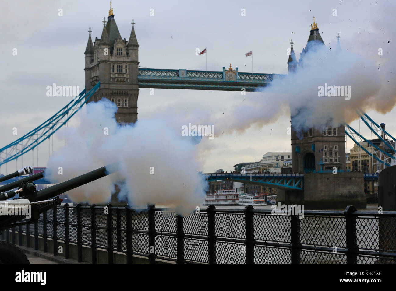 Tour de Londres. Londres, Royaume-Uni. 14Th nov, 2017. En l'honneur de Son Altesse Royale le prince de Galles, du 69e anniversaire l'honorable artillery company (HAC) incendies 62 salves à tour de Londres. Les canons sont placés sur la rive, donnant sur le HMS Belfast. Les trois armes à feu cérémoniel l118, similaires à celles utilisées au cours des dernières années en Afghanistan, sont utilisés pour tirer le canon 62 de l'autre côté de la Tamise. crédit : dinendra haria/Alamy live news Banque D'Images