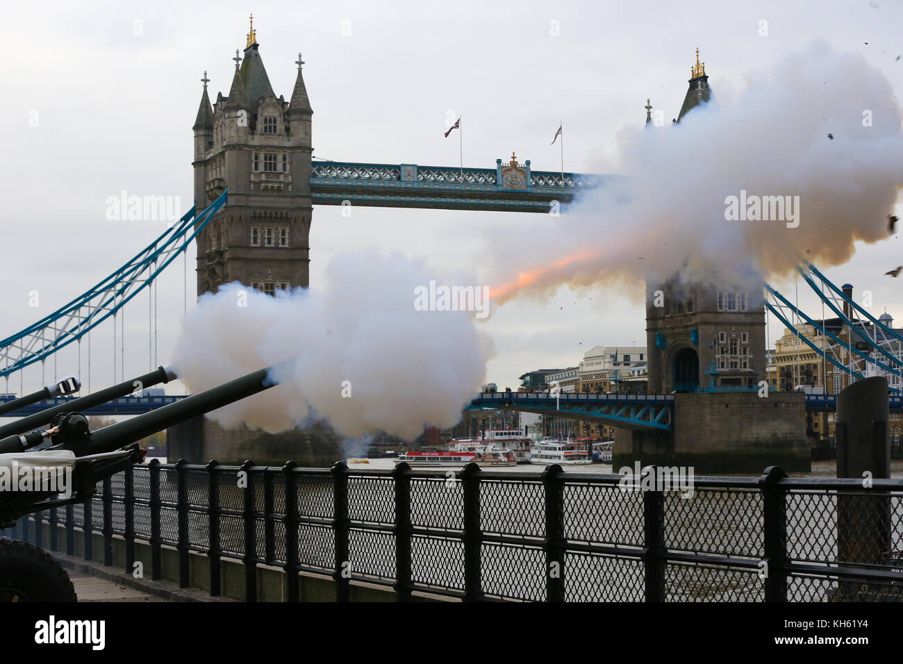 Tour de Londres. Londres, Royaume-Uni. 14Th nov, 2017. En l'honneur de Son Altesse Royale le prince de Galles, du 69e anniversaire l'honorable artillery company (HAC) incendies 62 salves à tour de Londres. Les canons sont placés sur la rive, donnant sur le HMS Belfast. Les trois armes à feu cérémoniel l118, similaires à celles utilisées au cours des dernières années en Afghanistan, sont utilisés pour tirer le canon 62 de l'autre côté de la Tamise. crédit : dinendra haria/Alamy live news Banque D'Images