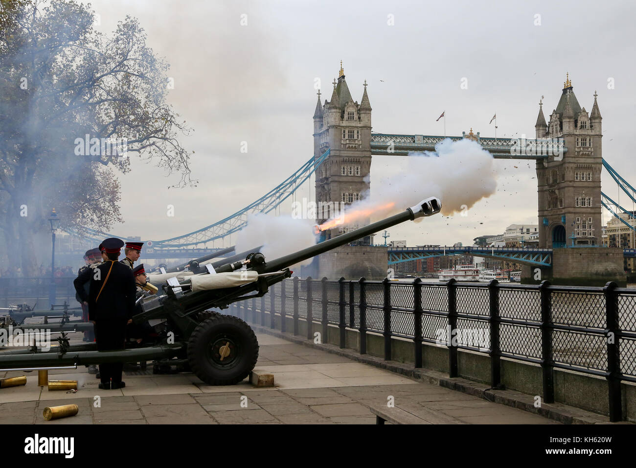 Tour de Londres. Londres, Royaume-Uni. 14Th nov, 2017. En l'honneur de Son Altesse Royale le prince de Galles, du 69e anniversaire l'honorable artillery company (HAC) incendies 62 salves à tour de Londres. Les canons sont placés sur la rive, donnant sur le HMS Belfast. Les trois armes à feu cérémoniel l118, similaires à celles utilisées au cours des dernières années en Afghanistan, sont utilisés pour tirer le canon 62 de l'autre côté de la Tamise. crédit : dinendra haria/Alamy live news Banque D'Images