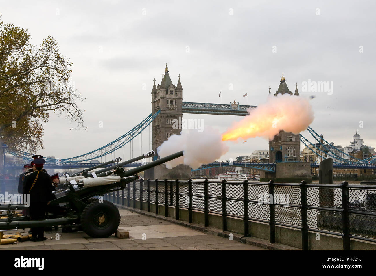 Tour de Londres. Londres, Royaume-Uni. 14Th nov, 2017. En l'honneur de Son Altesse Royale le prince de Galles, du 69e anniversaire l'honorable artillery company (HAC) incendies 62 salves à tour de Londres. Les canons sont placés sur la rive, donnant sur le HMS Belfast. Les trois armes à feu cérémoniel l118, similaires à celles utilisées au cours des dernières années en Afghanistan, sont utilisés pour tirer le canon 62 de l'autre côté de la Tamise. crédit : dinendra haria/Alamy live news Banque D'Images